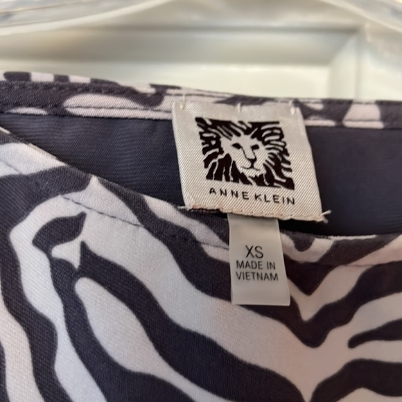 Anne Klein Subtle Animal Print Sleeveless Top-Very Versatile! - Picture 3 of 5